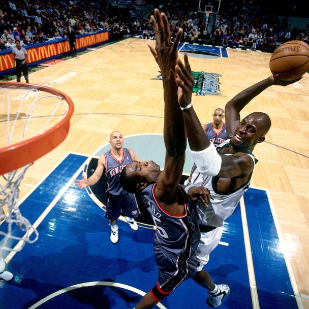 Tenta il tiro contro la difesa di Dikembe Mutombo dei New Jersey Nets nel 2002 (Getty Images)